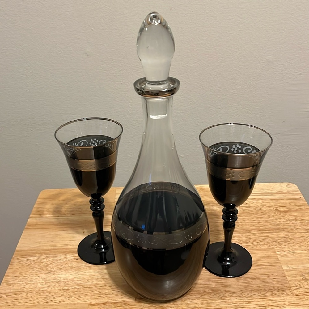 Decanter set included with 6 glasses. Imported from Qatar.